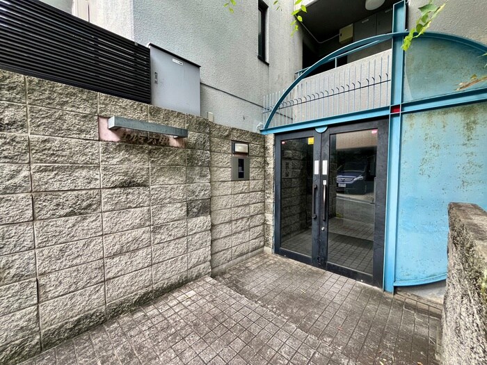 物件外観写真2　(エントランス部分)