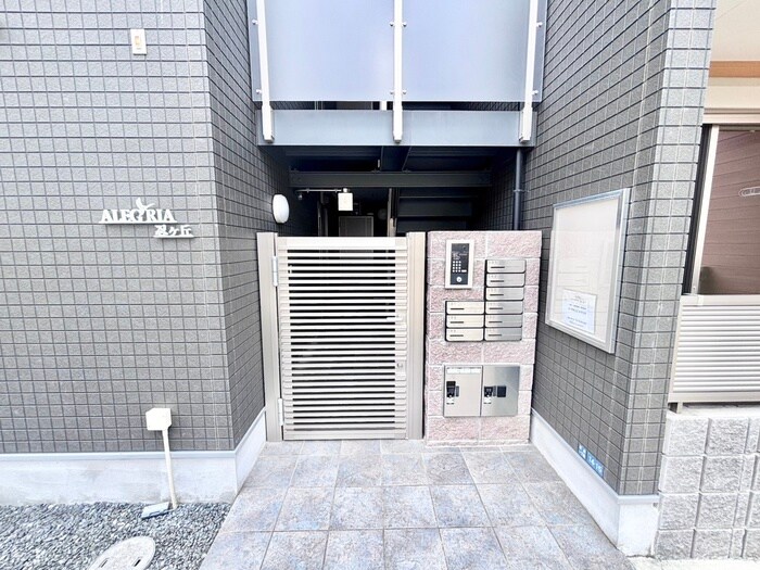 物件外観写真4　(エントランス部分)