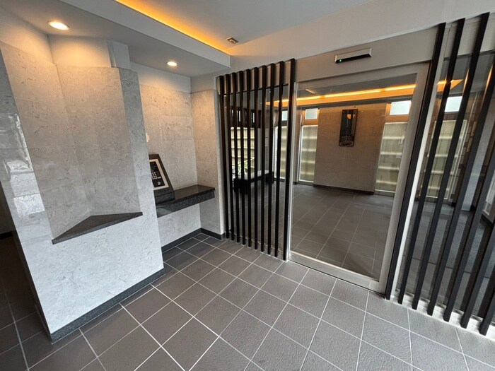 物件外観写真4　(エントランス部分)