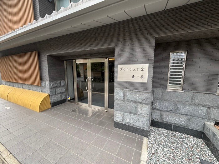 物件外観写真5　(エントランス部分)