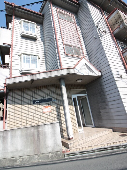 物件外観写真6　(エントランス部分)