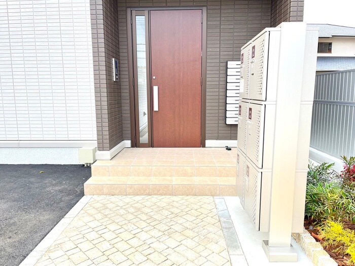 物件外観写真2　(エントランス部分)