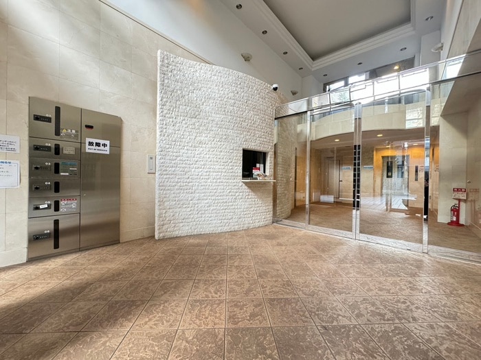 物件外観写真2　(エントランス部分)