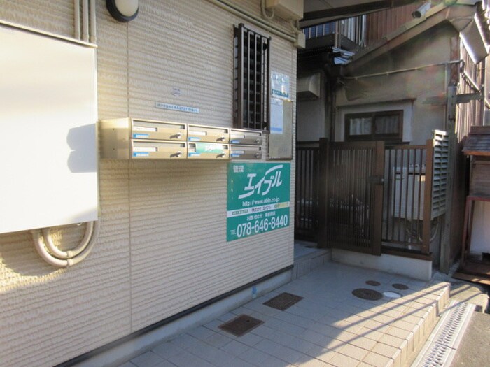 物件外観写真3　(エントランス部分)