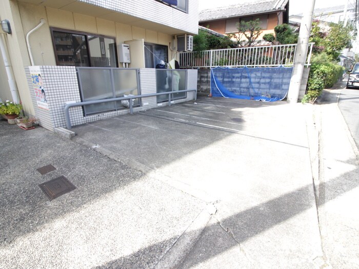 物件外観写真2　(駐車場)