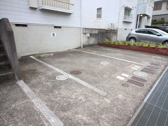 物件外観写真3　(駐車場)