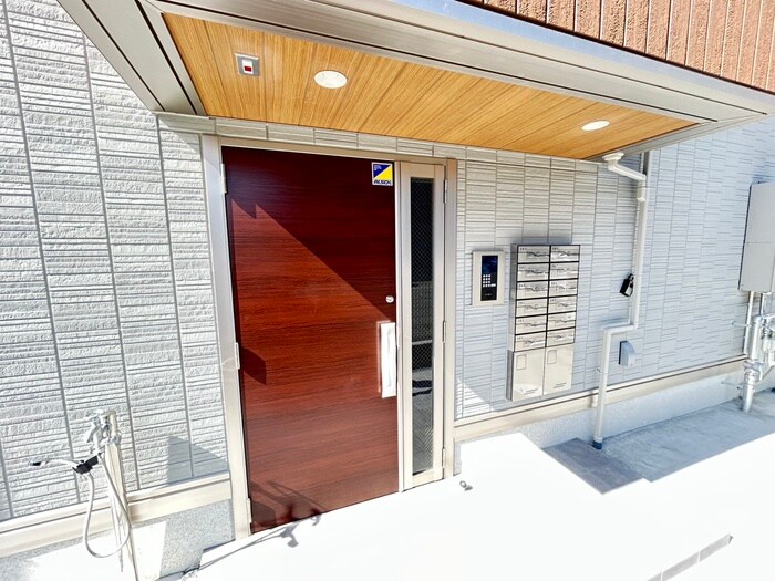 物件外観写真2　(エントランス部分)