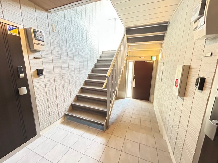 物件外観写真6　(エントランス部分)