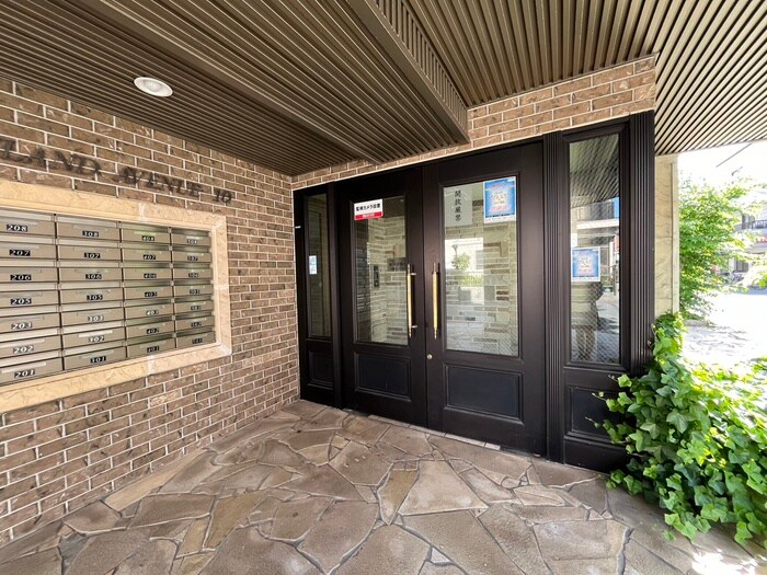 物件外観写真6　(エントランス部分)