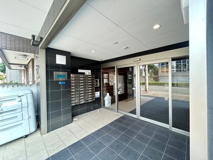 物件外観写真2　(エントランス部分)