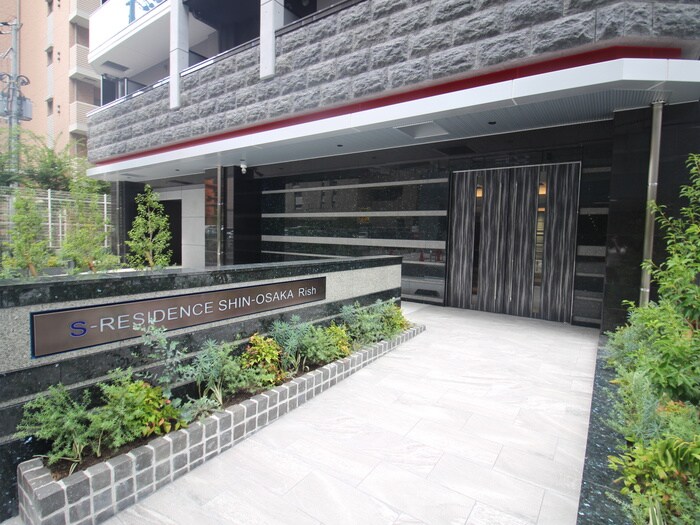 物件外観写真2　(エントランス部分)