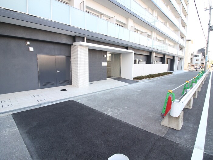 物件外観写真2　(エントランス部分)