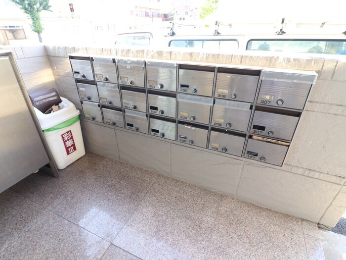 物件外観写真6　(エントランス部分)