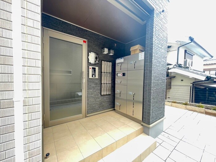 物件外観写真2　(エントランス部分)