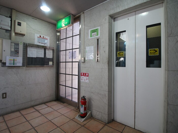 物件外観写真4　(エントランス部分)