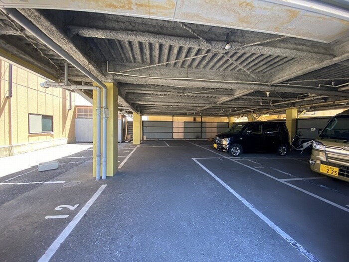 物件外観写真5　(駐車場)