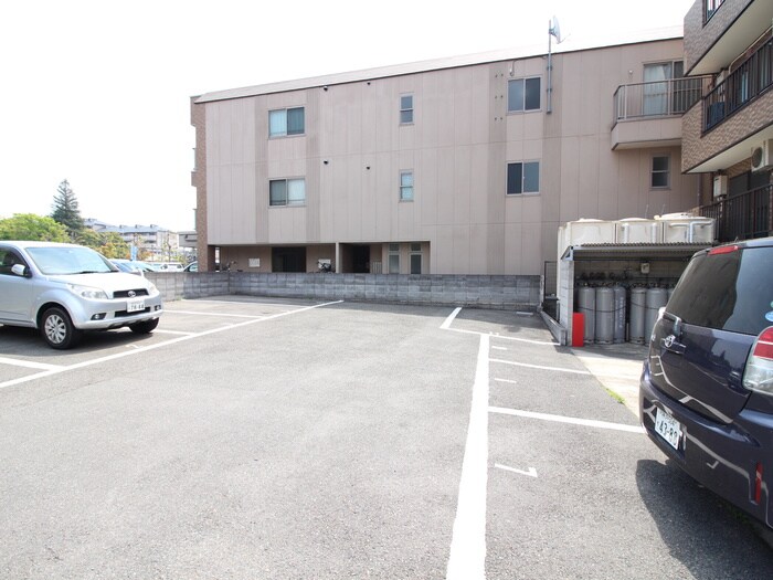 物件外観写真6　(駐車場)