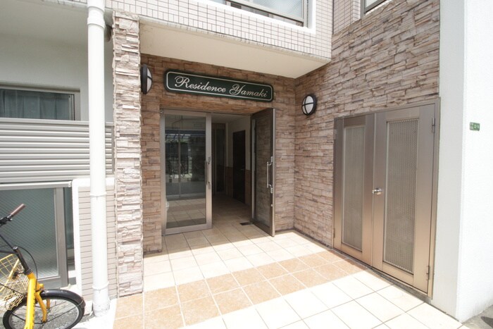 物件外観写真3　(エントランス部分)