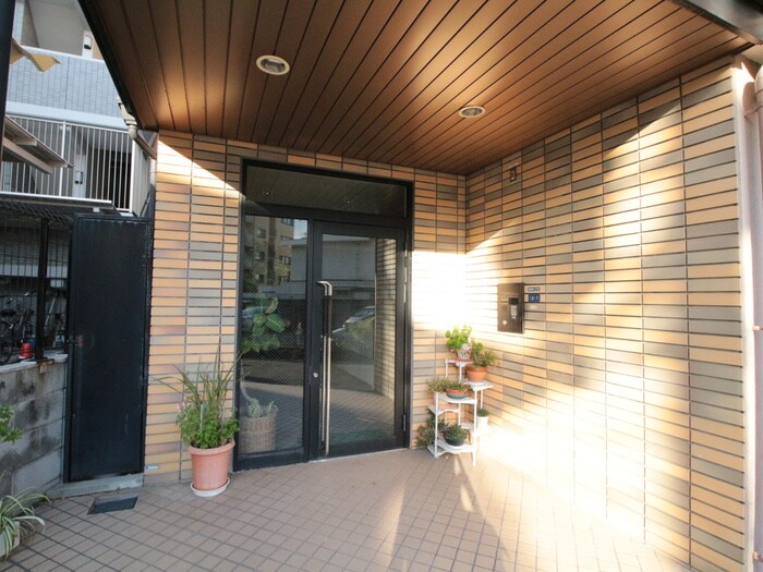 物件外観写真4　(エントランス部分)