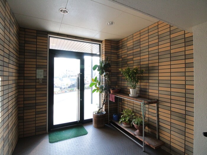 物件外観写真5　(エントランス部分)