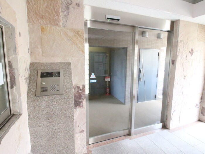 物件外観写真4　(エントランス部分)