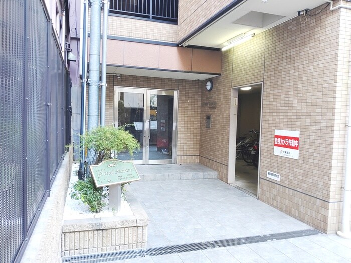 物件外観写真3　(エントランス部分)