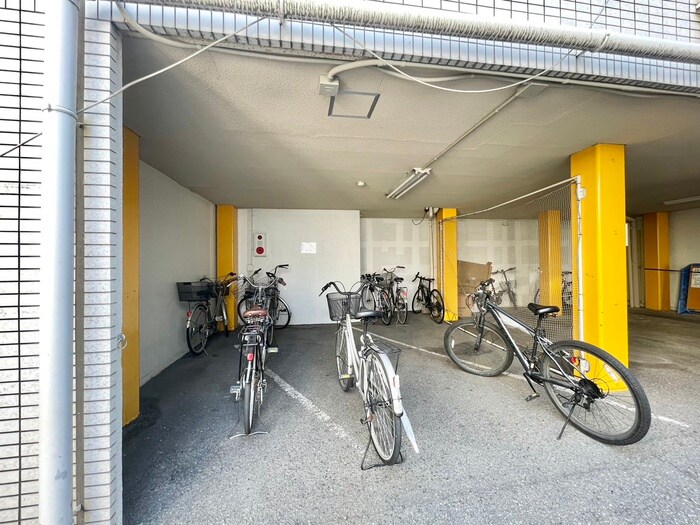 物件外観写真3　(駐輪場)