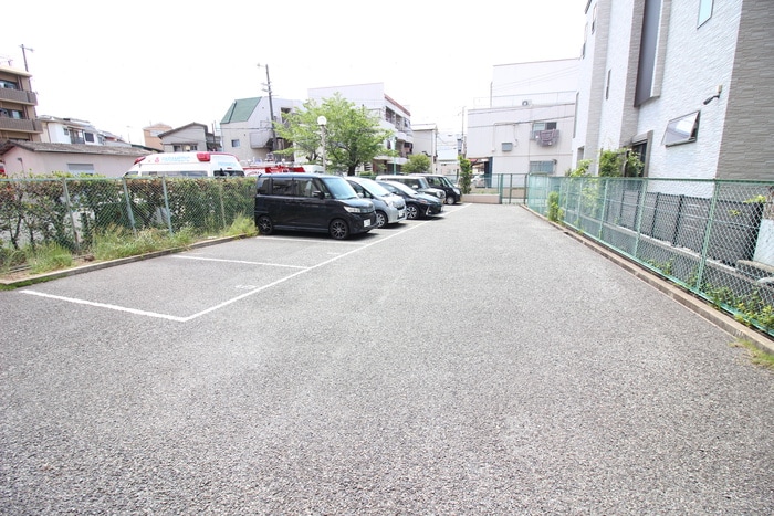 物件外観写真6　(駐車場)