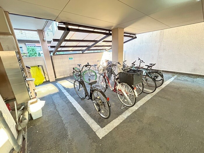 物件外観写真4　(駐輪場)