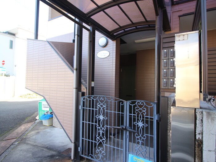 物件外観写真2　(エントランス部分)