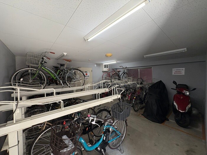 物件外観写真3　(駐輪場)