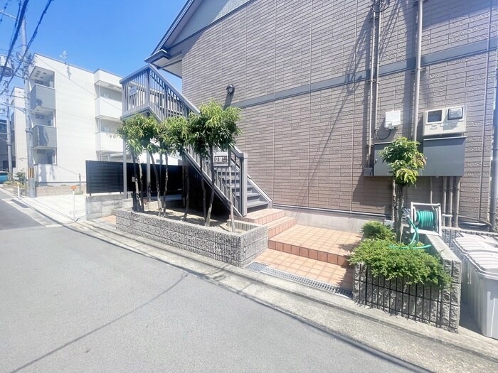 物件外観写真2　(エントランス部分)