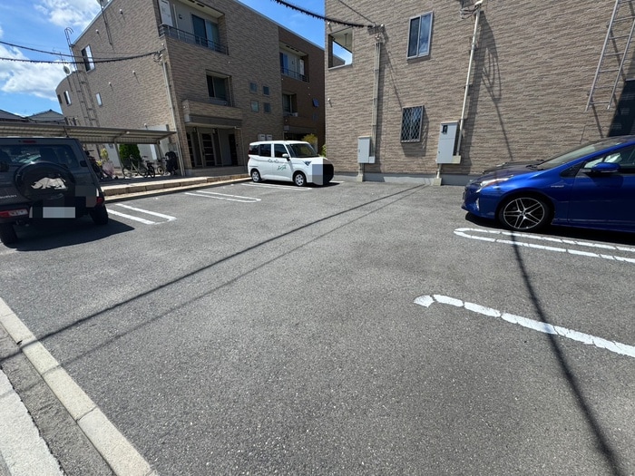 物件外観写真5　(駐車場)