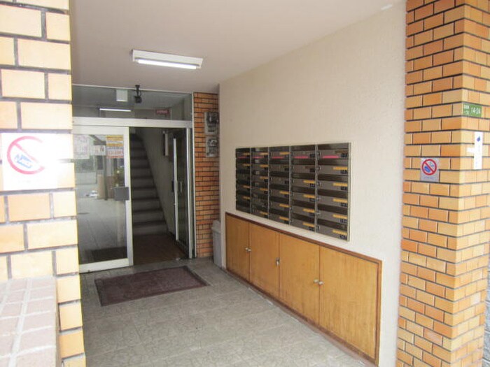 物件外観写真2　(エントランス部分)