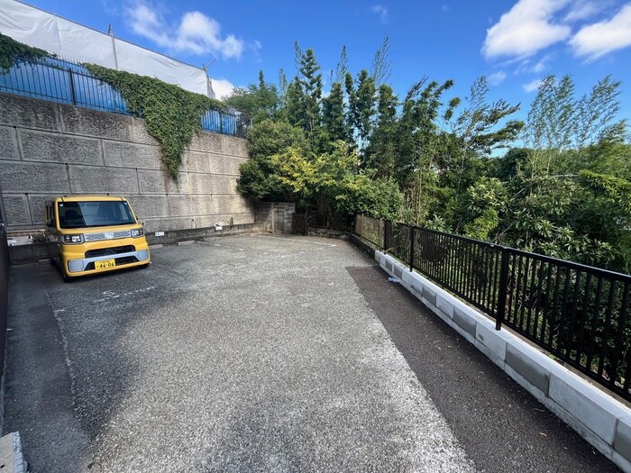 物件外観写真5　(駐車場)