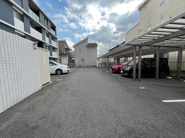 ボヌール・ロジェの駐車場