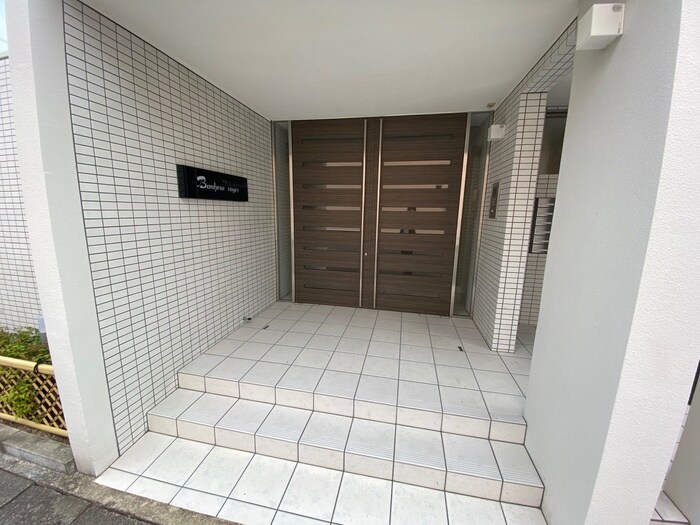 物件外観写真4　(エントランス部分)