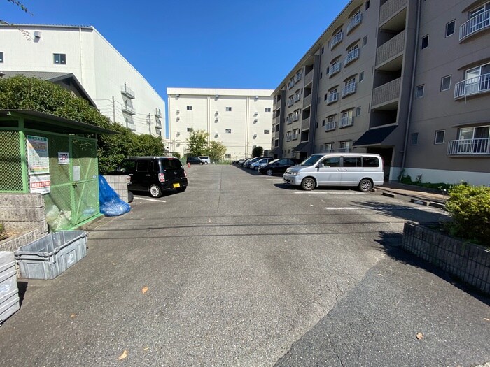 物件外観写真4　(駐車場)