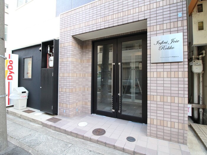 物件外観写真2　(エントランス部分)