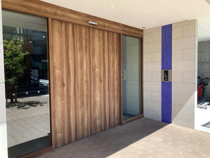 物件外観写真2　(エントランス部分)