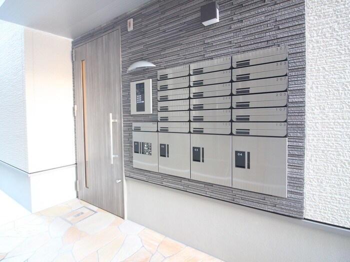 物件外観写真3　(エントランス部分)