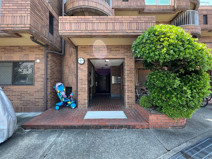 物件外観写真3　(エントランス部分)