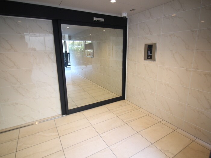 物件外観写真3　(エントランス部分)