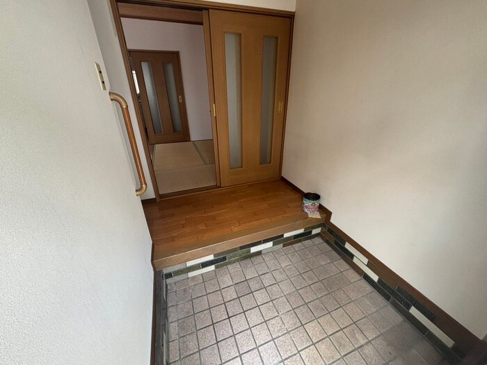 物件内観写真12　(玄関)