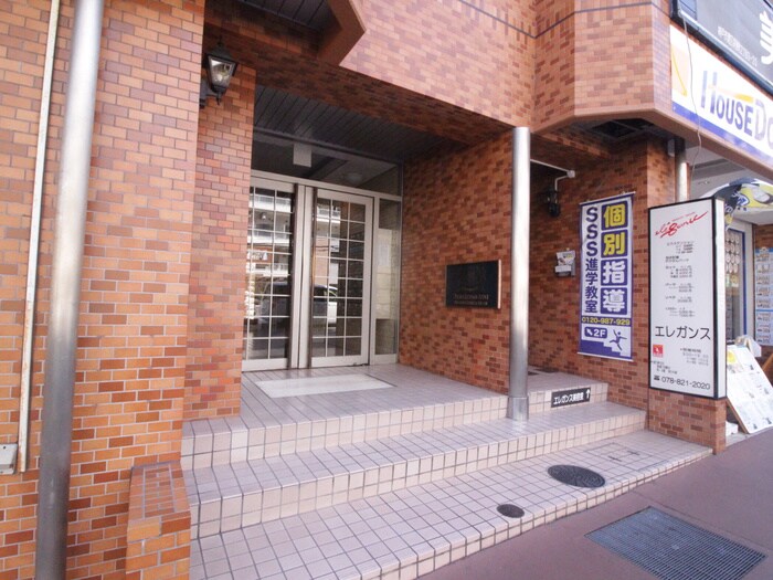 物件外観写真3　(エントランス部分)