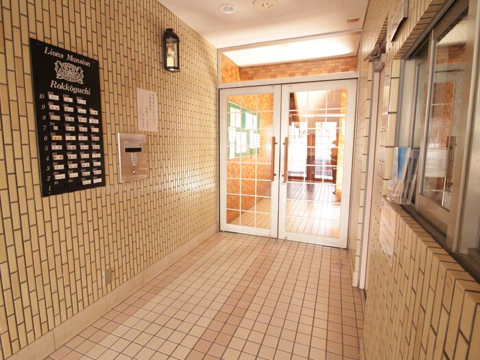 物件外観写真4　(エントランス部分)