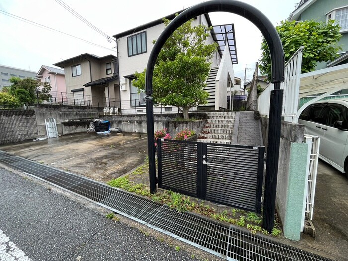 物件外観写真5　(エントランス部分)