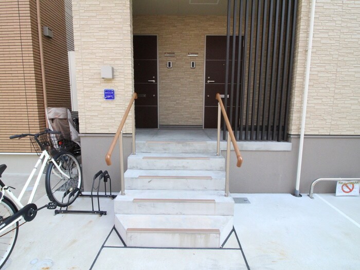 物件外観写真5　(エントランス部分)