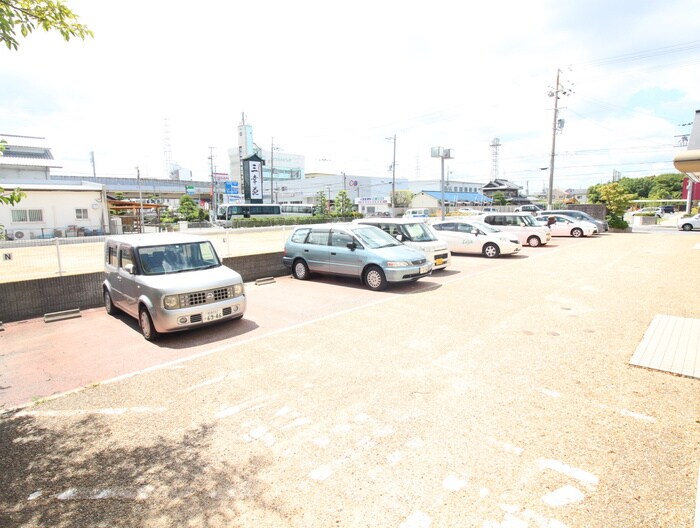 物件外観写真6　(駐車場)