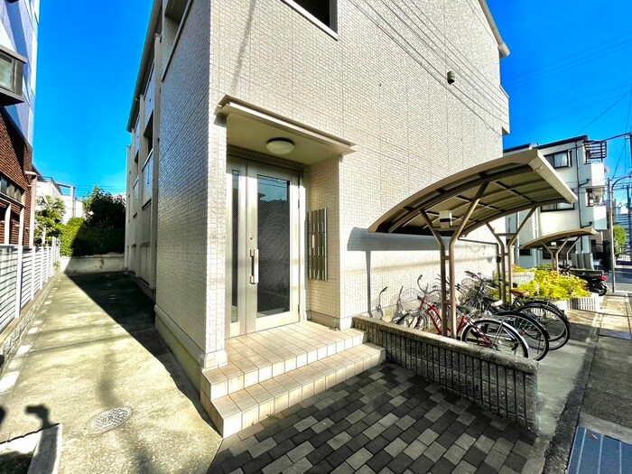 物件外観写真2　(エントランス部分)